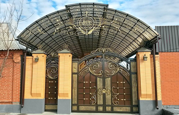 Купить или заказать ворота для дома с навесом - стильные и надежные решения для вашего участка в Рубцовске от 42309 руб | ВоротМастер-Рбц