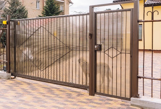 Купить ворота из профлиста с элементами ковки, с металлическими столбами в рамке или под дерево в Рубцовске от 156120 руб
